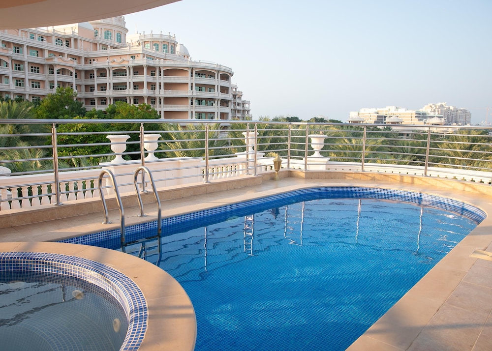 Kempinski Hotel Palm Jumeirah — Swimming pool in Dubai