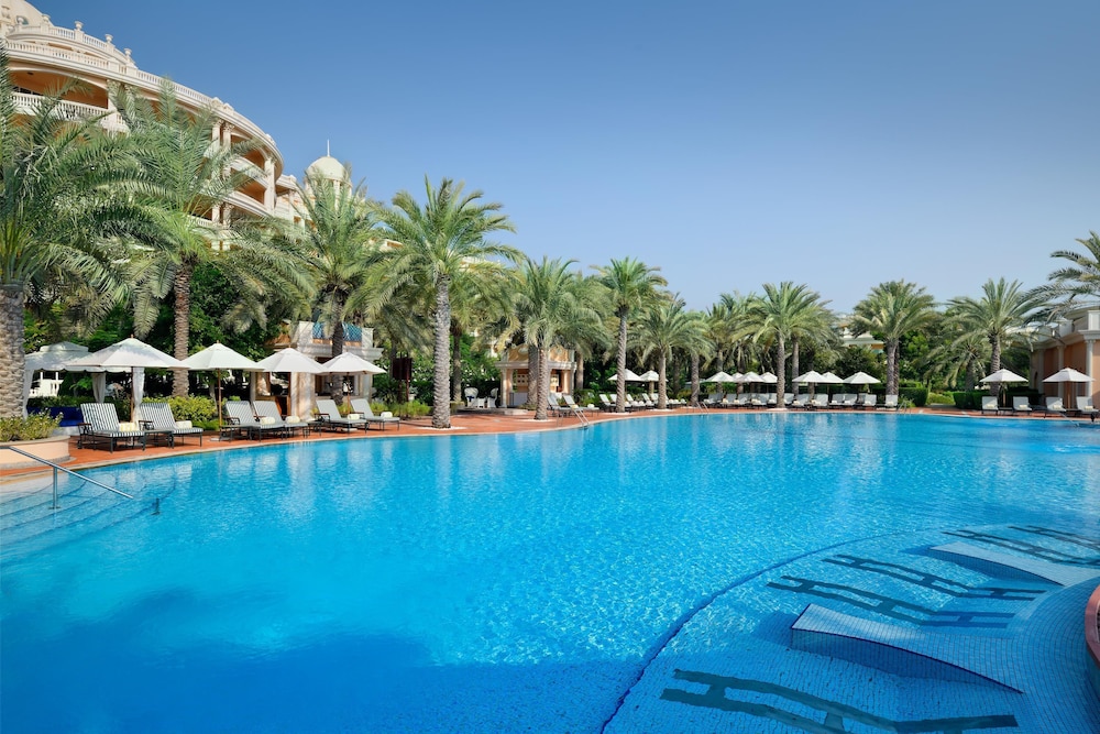 Kempinski Hotel Palm Jumeirah — Swimming pool in Dubai