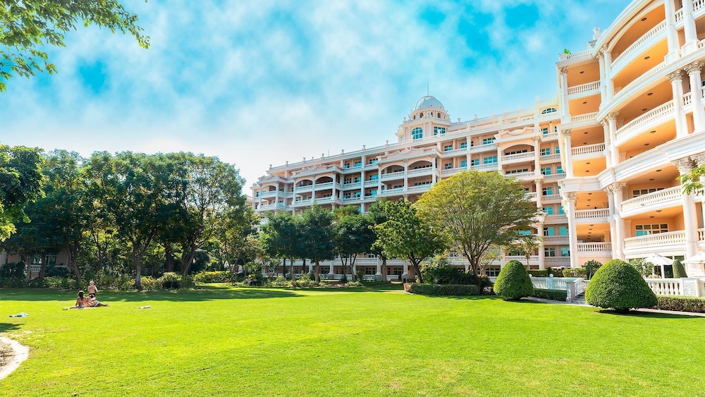 Kempinski Hotel Palm Jumeirah — Hotel building in Dubai