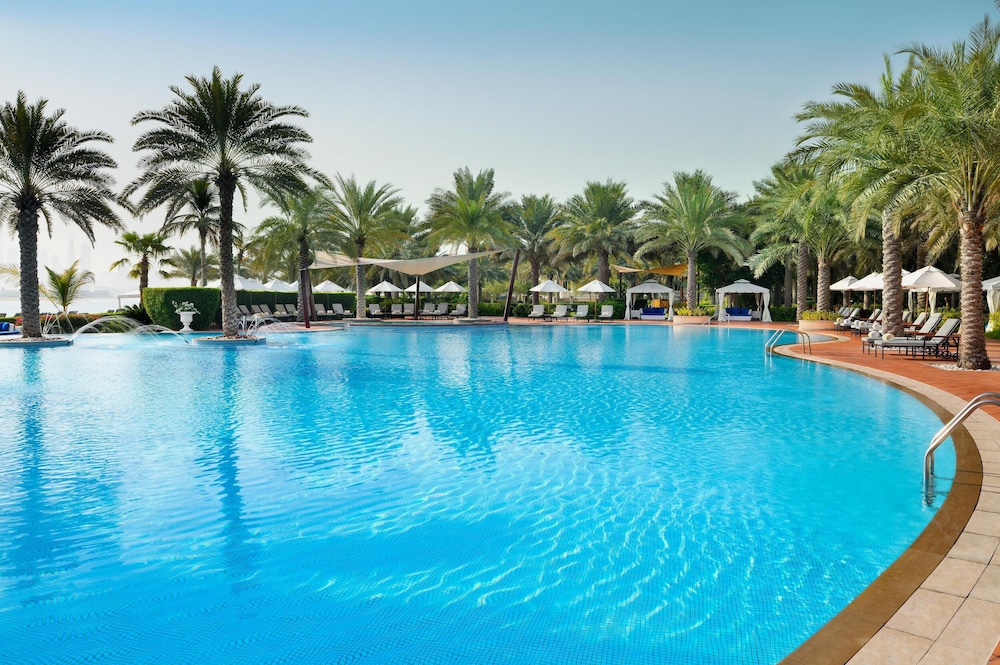 Kempinski Hotel Palm Jumeirah — Swimming pool in Dubai