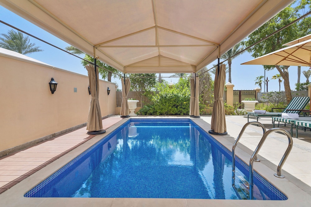 Kempinski Hotel Palm Jumeirah — Swimming pool in Dubai