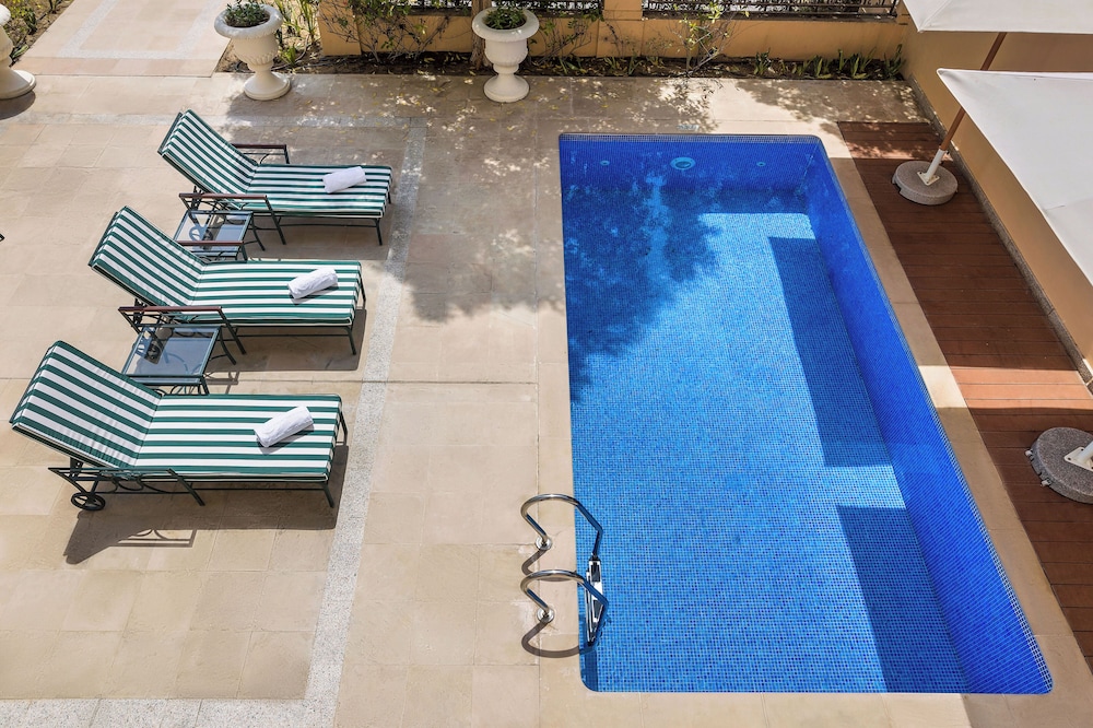 Kempinski Hotel Palm Jumeirah — Swimming pool in Dubai
