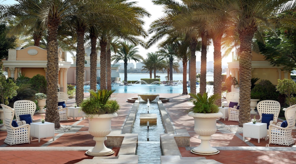 Kempinski Hotel Palm Jumeirah — Swimming pool in Dubai