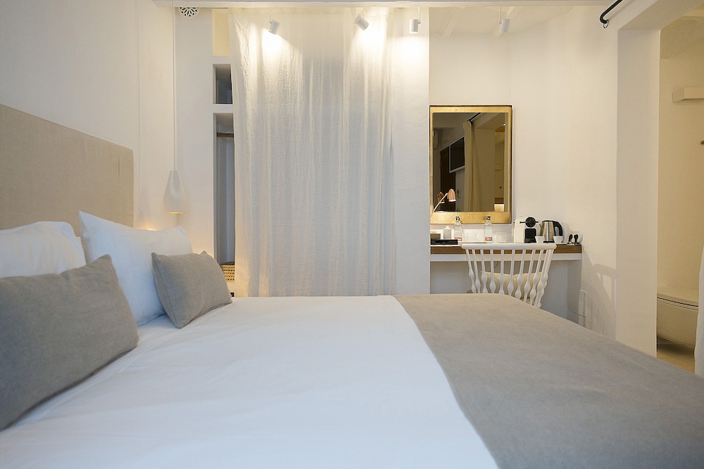 S'Hotelet d'es Born - Suites & SPA — Hotel rooms in Ciutadella de Menorca, Balearic Islands