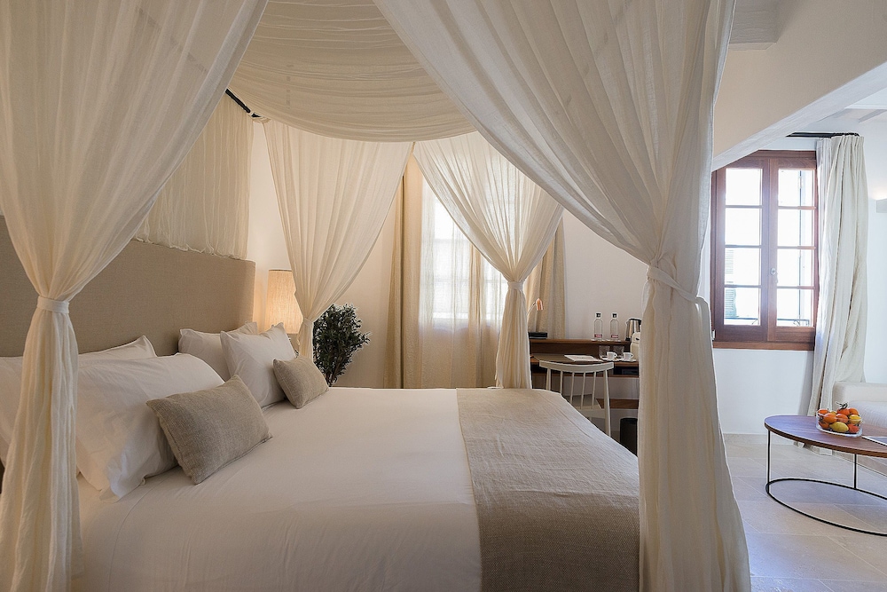 S'Hotelet d'es Born - Suites & SPA — Main photo in Ciutadella de Menorca, Balearic Islands