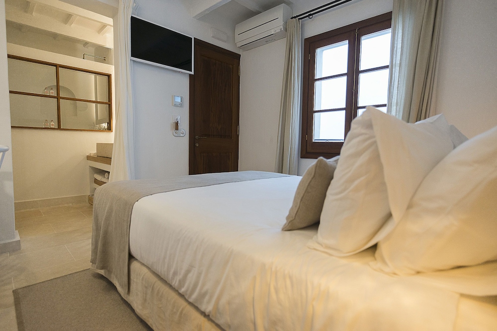 S'Hotelet d'es Born - Suites & SPA — Hotel rooms in Ciutadella de Menorca, Balearic Islands