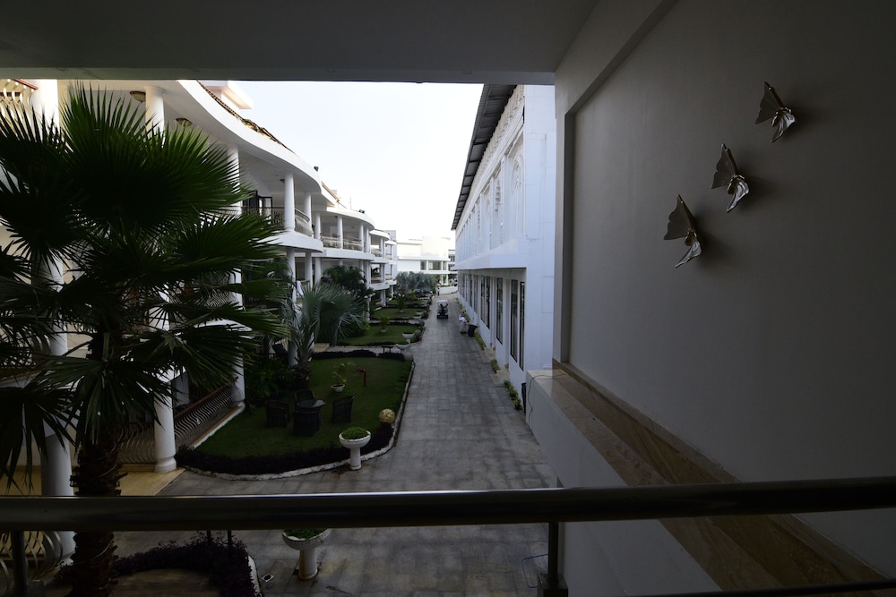 Park Regis Goa — Hotel building in Arpora, Goa