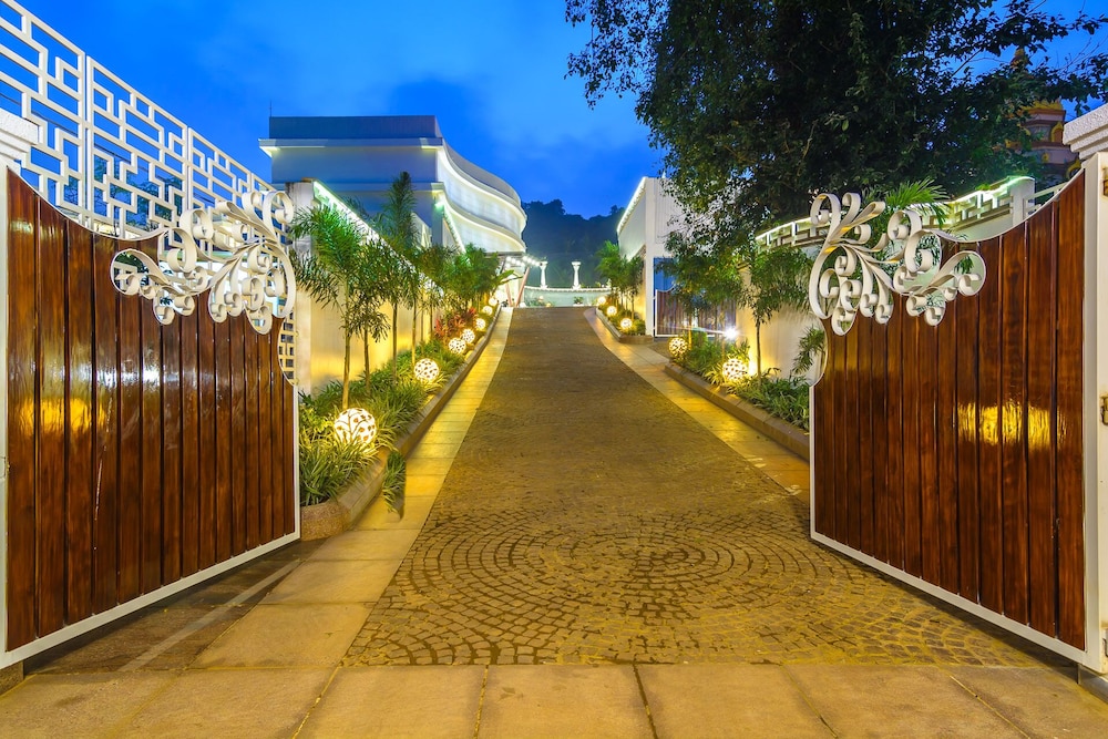 Park Regis Goa — Hotel building in Arpora, Goa