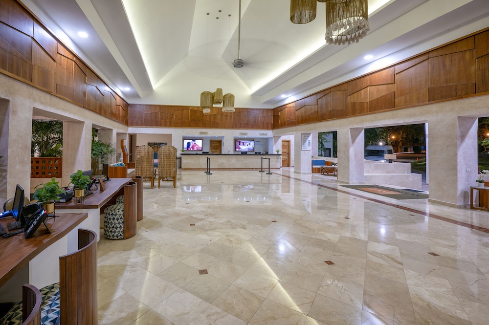 Viva Azteca by Wyndham, A Trademark  Resort — Hotel building in Playa del Carmen, Quintana Roo