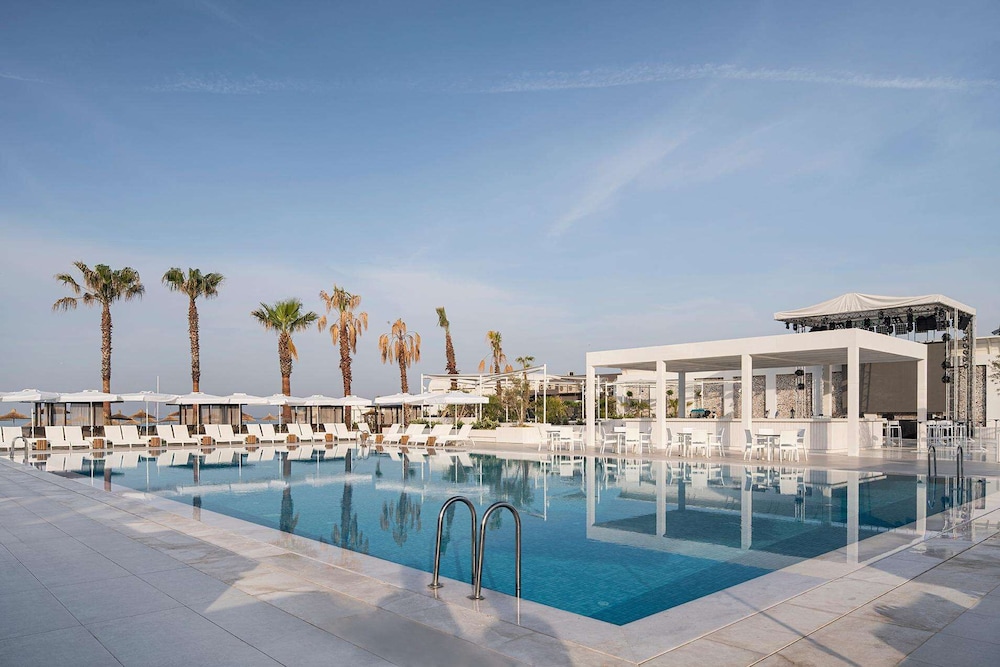Voyage Belek Golf & Spa — Swimming pool in Belek