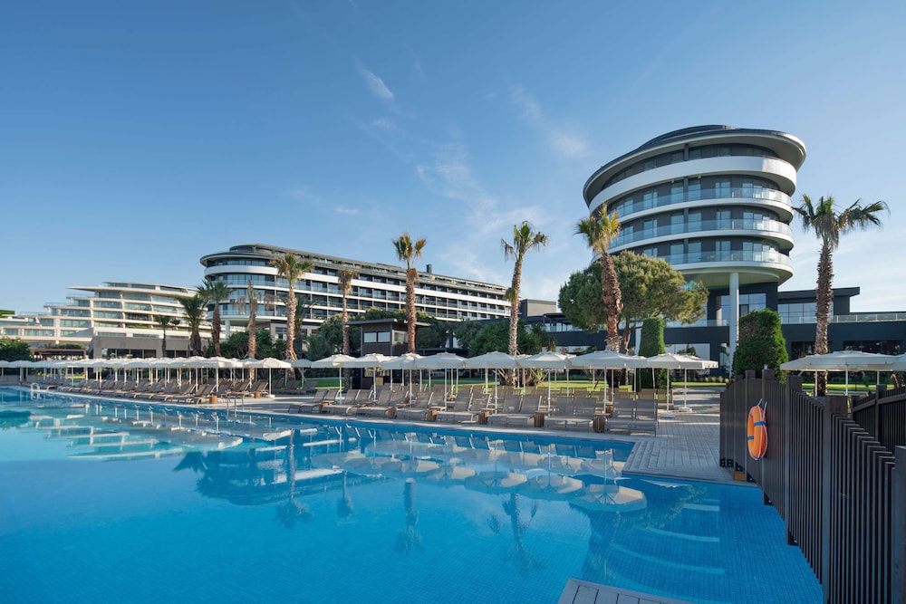 Voyage Belek Golf & Spa — Swimming pool in Belek