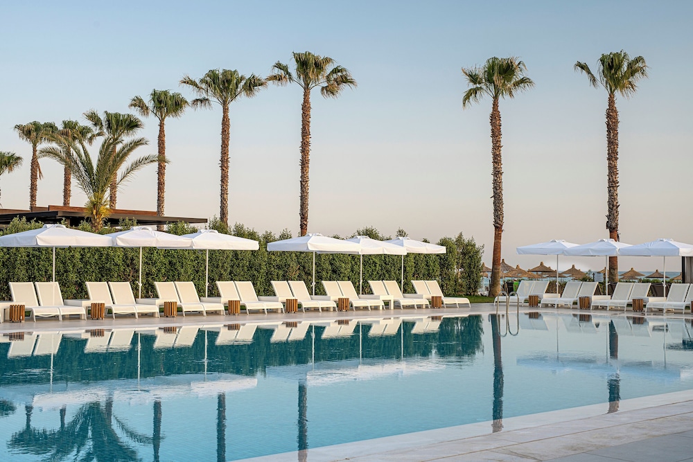 Voyage Belek Golf & Spa — Swimming pool in Belek