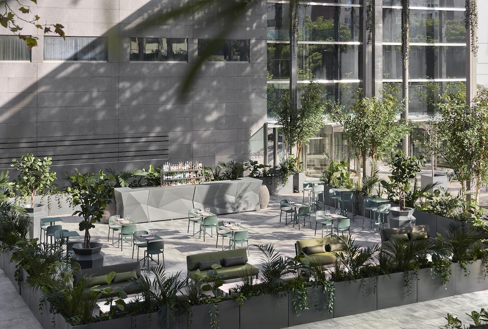 Hilton Barcelona — Restaurant & bars in Barcelona, Catalonia
