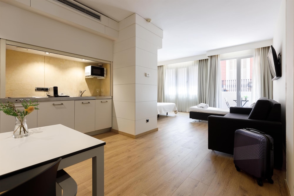 Aparthotel Mariano Cubi Barcelona — Hotel rooms in Barcelona, Catalonia