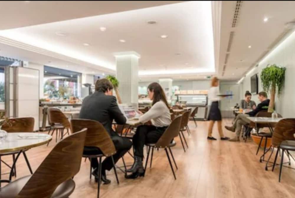 Aparthotel Mariano Cubi Barcelona — Restaurant & bars in Barcelona, Catalonia