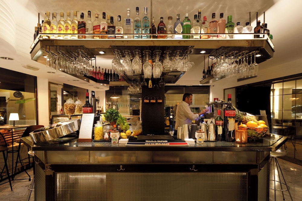 Aparthotel Mariano Cubi Barcelona — Restaurant & bars in Barcelona, Catalonia