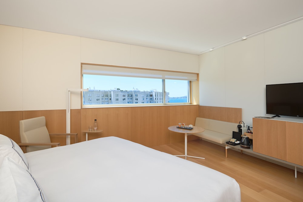 Melia Palma Bay — Hotel rooms in Palma de Mallorca, Balearic Islands