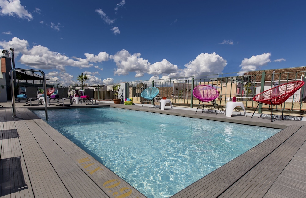 Leonardo Hotel Barcelona Las Ramblas — Swimming pool in Barcelona, Catalonia