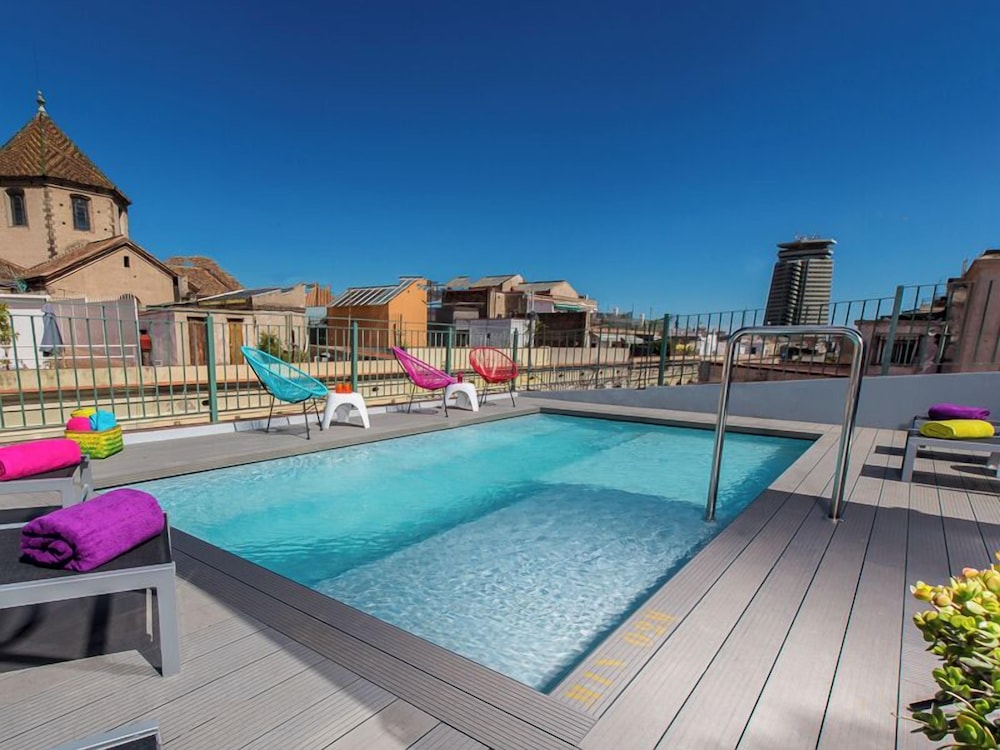 Leonardo Hotel Barcelona Las Ramblas — Swimming pool in Barcelona, Catalonia