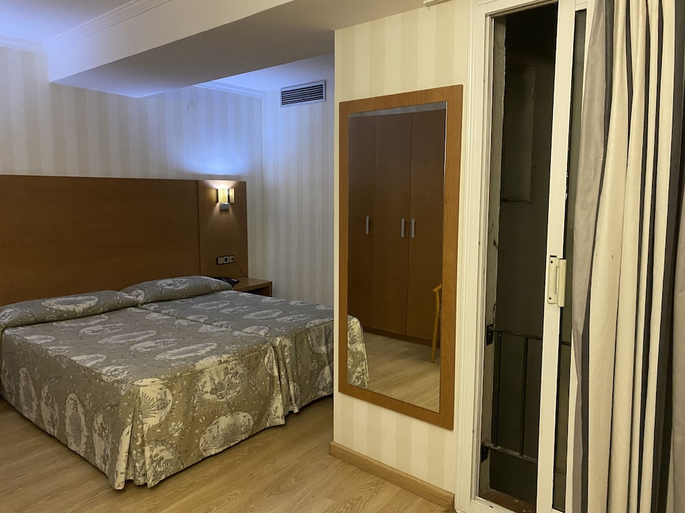 Ramblas Barcelona — Hotel rooms in Barcelona, Catalonia