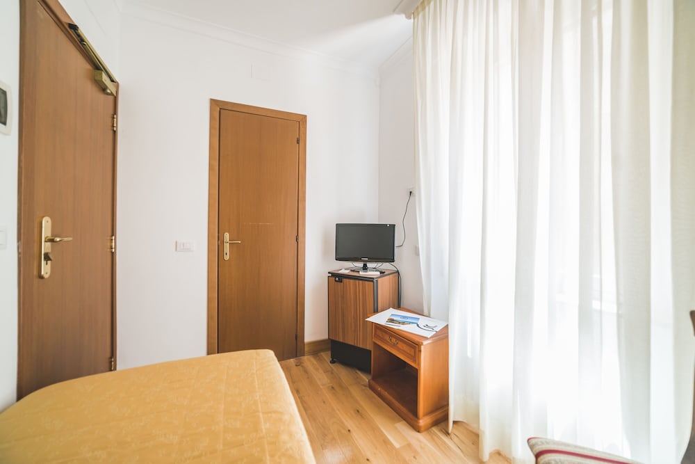 Hotel San Giusto — Hotel rooms in Rome, Lazio