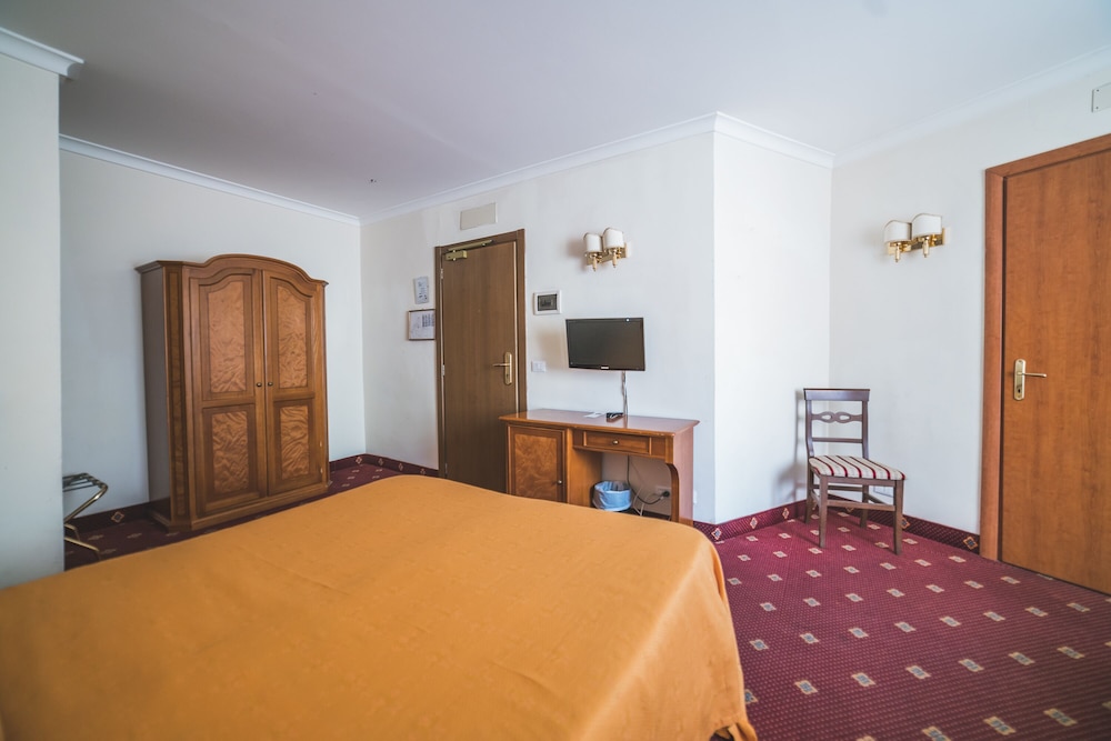 Hotel San Giusto — Hotel rooms in Rome, Lazio