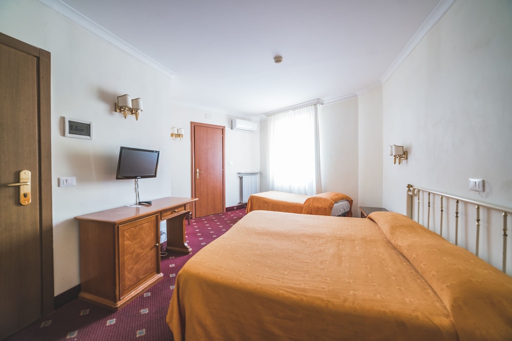 Hotel San Giusto — Hotel rooms in Rome, Lazio