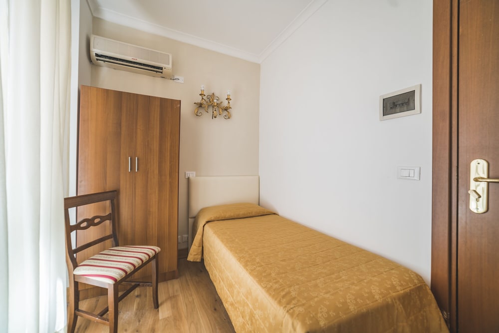 Hotel San Giusto — Hotel rooms in Rome, Lazio
