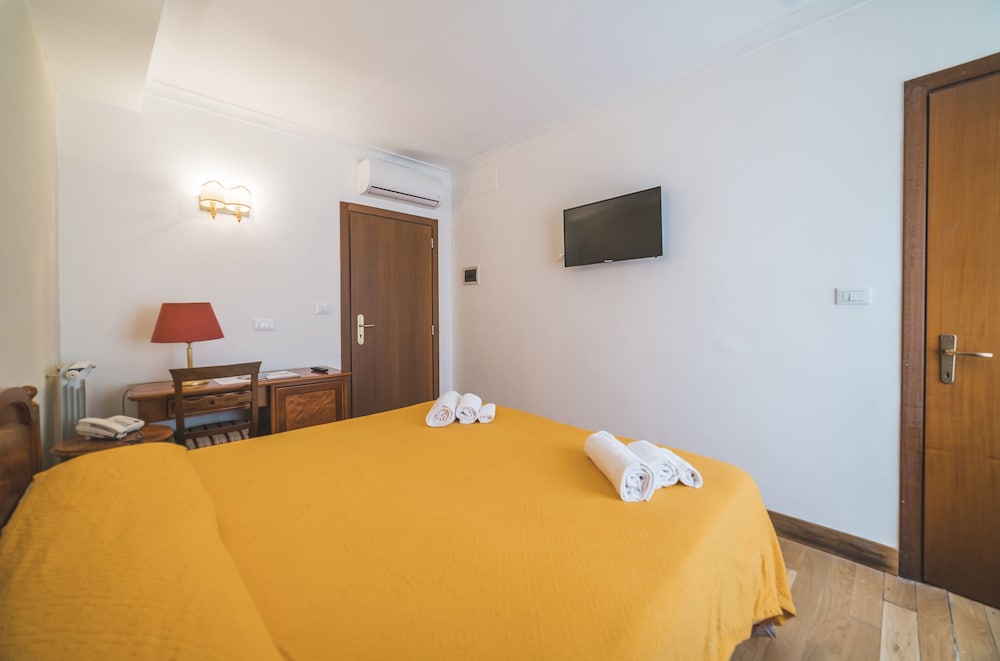 Hotel San Giusto — Hotel rooms in Rome, Lazio