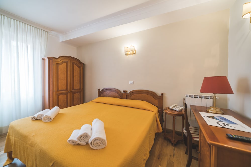 Hotel San Giusto — Hotel rooms in Rome, Lazio