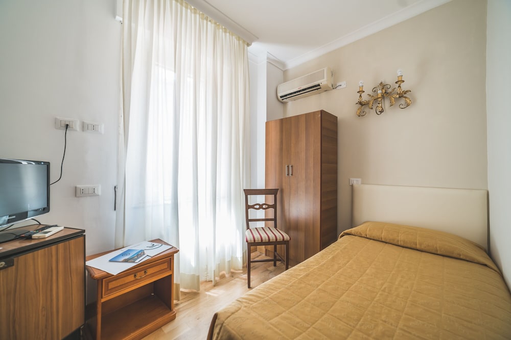 Hotel San Giusto — Hotel rooms in Rome, Lazio