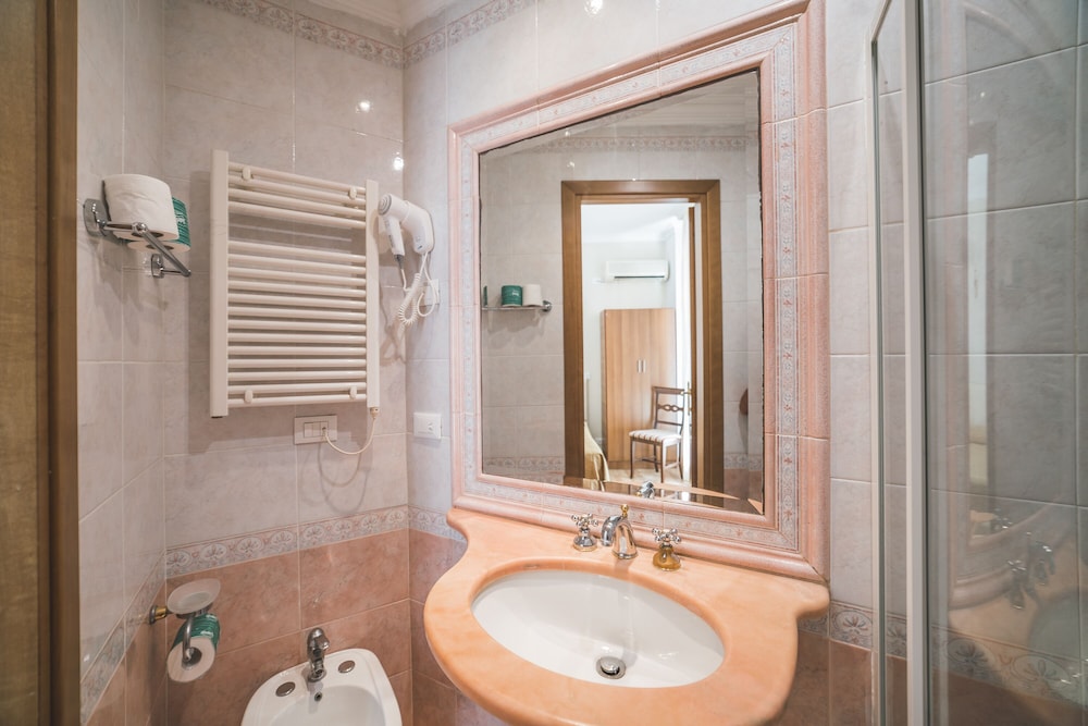 Hotel San Giusto — Hotel rooms in Rome, Lazio