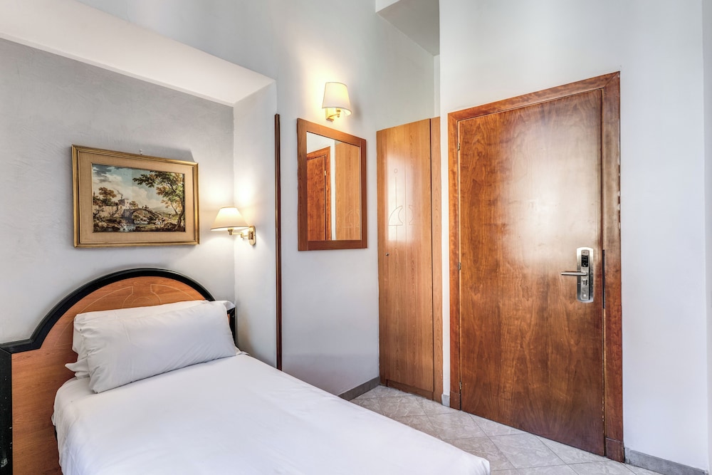 Hotel Sonya — Hotel rooms in Rome, Lazio