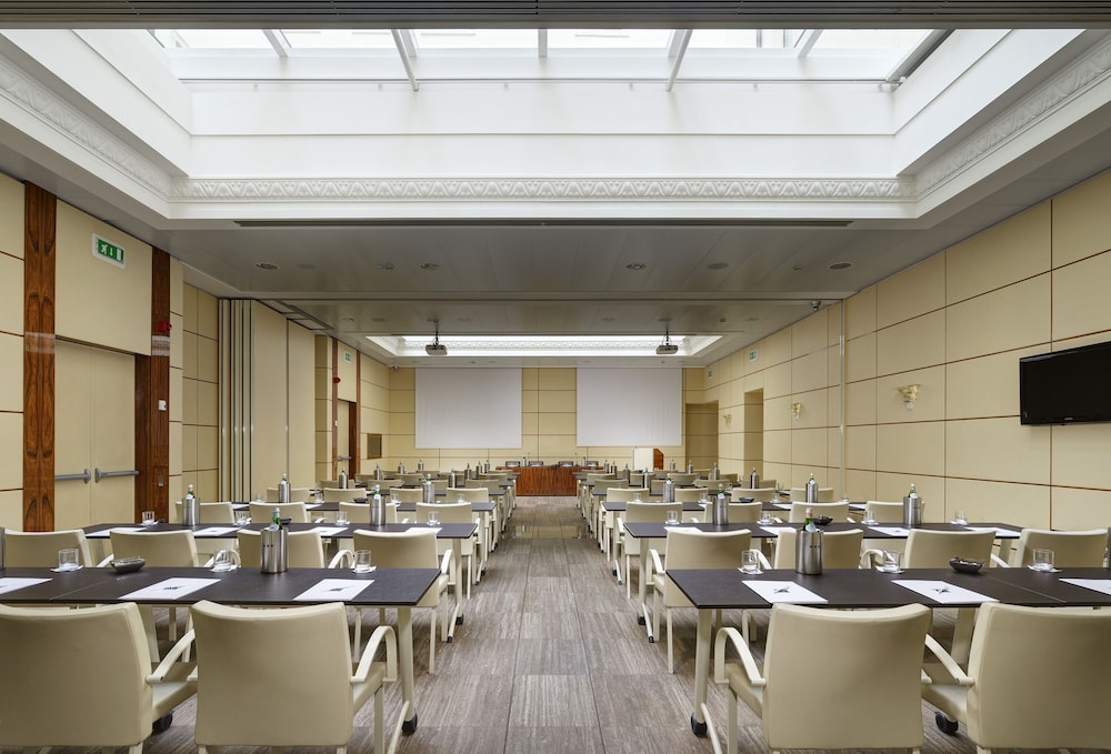 UNA Hotels Decò Roma — Hotel building in Rome, Lazio