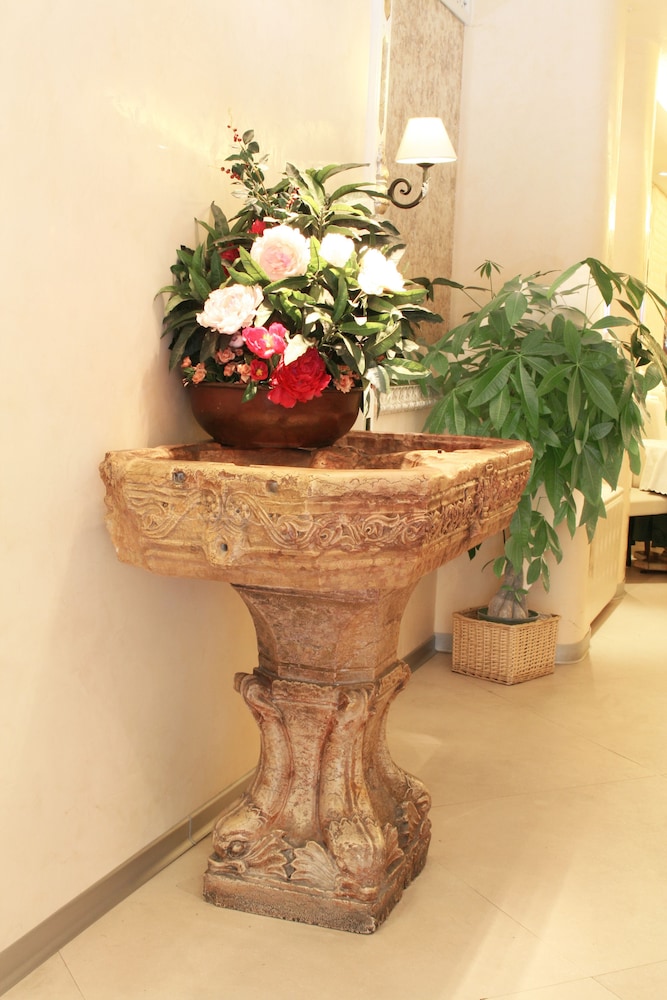 Hotel Valle — Hotel building in Rome, Lazio