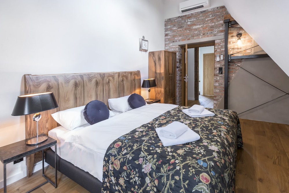 Antique Apartments - Plac Szczepanski — Hotel rooms in Krakow, Lesser Poland