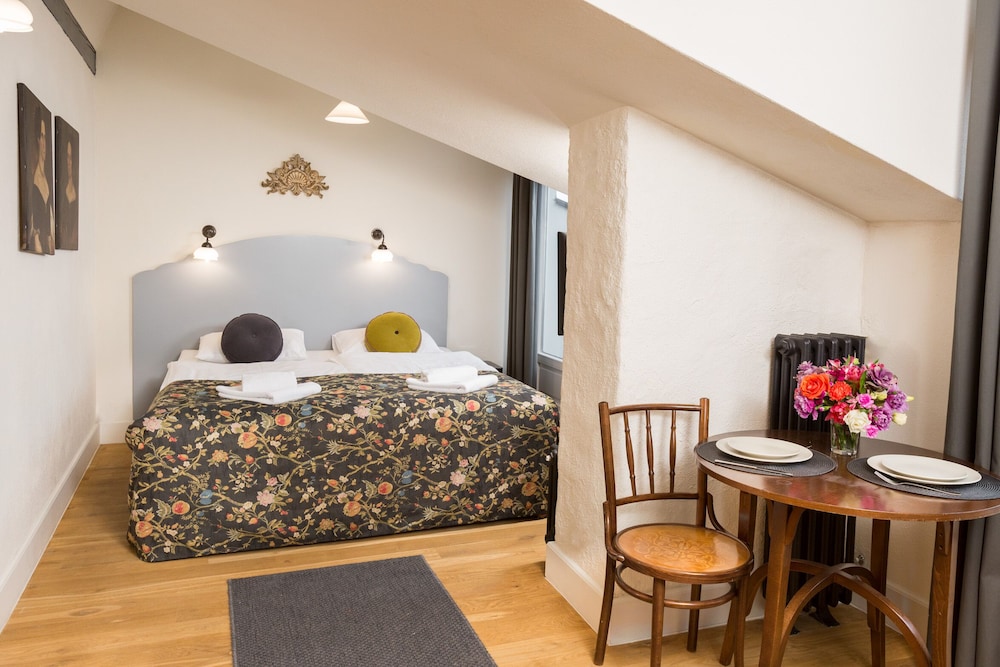 Antique Apartments - Plac Szczepanski — Hotel rooms in Krakow, Lesser Poland
