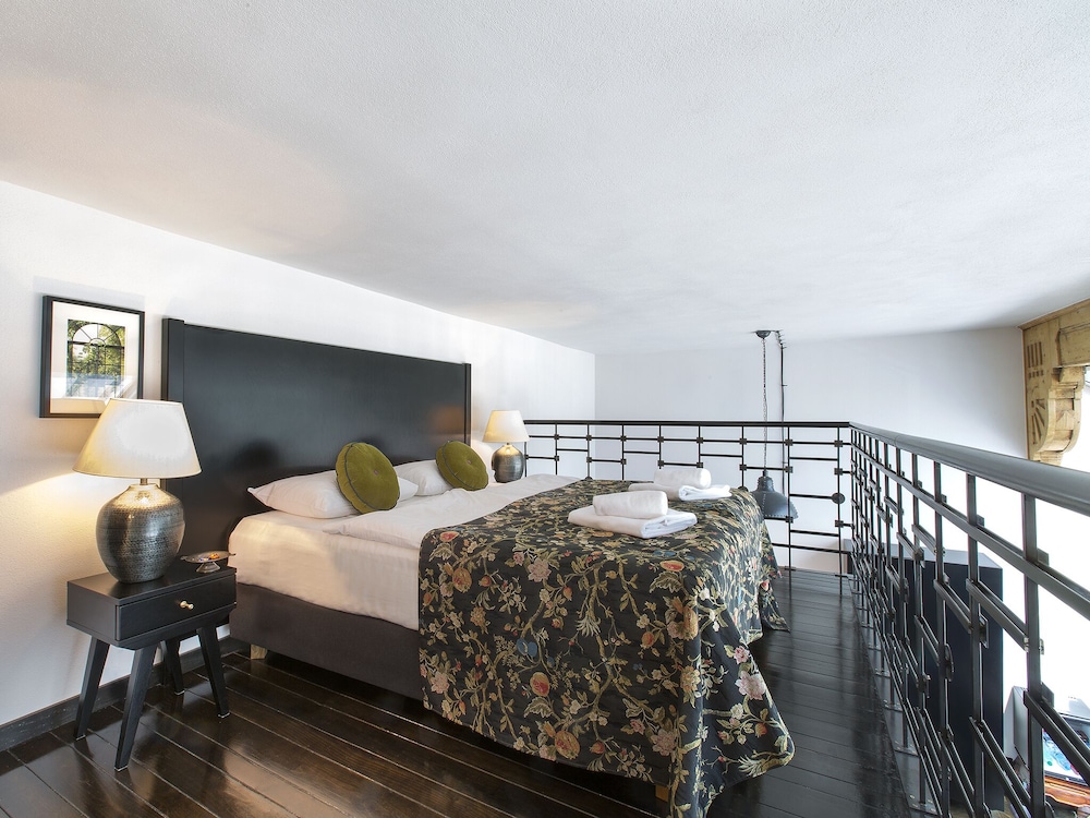 Antique Apartments - Plac Szczepanski — Hotel rooms in Krakow, Lesser Poland