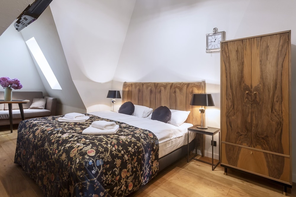 Antique Apartments - Plac Szczepanski — Hotel rooms in Krakow, Lesser Poland