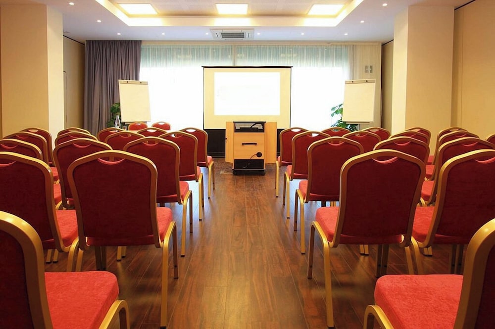 Travelodge BCN Cornellá Fira — Hotel building in Barcelona, Catalonia