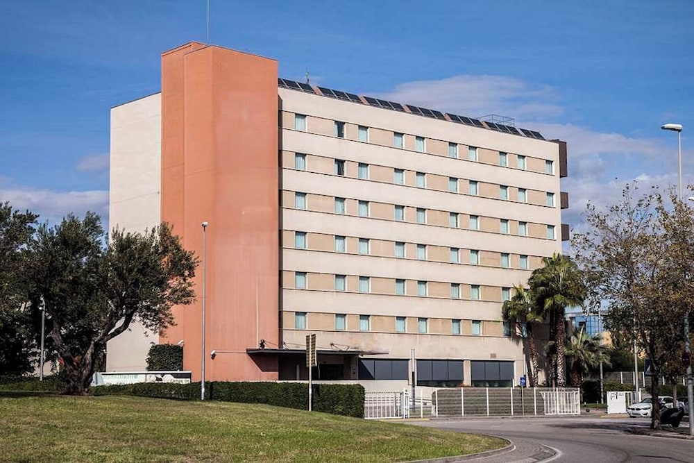 Travelodge BCN Cornellá Fira — Hotel building in Barcelona, Catalonia