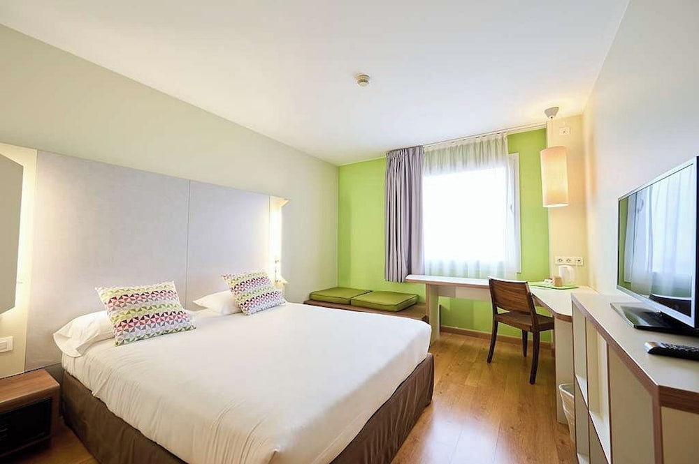 Travelodge BCN Cornellá Fira — Hotel rooms in Barcelona, Catalonia