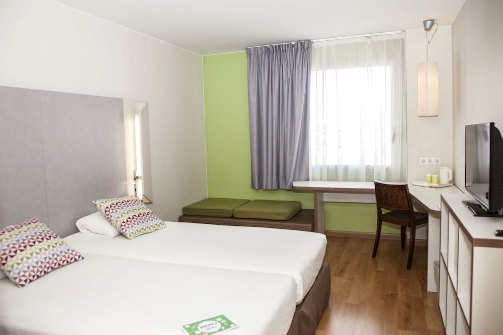 Travelodge BCN Cornellá Fira — Hotel rooms in Barcelona, Catalonia