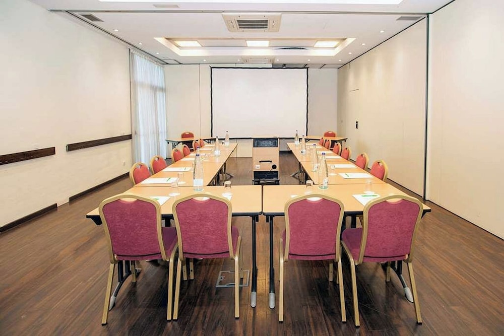 Travelodge BCN Cornellá Fira — Hotel building in Barcelona, Catalonia