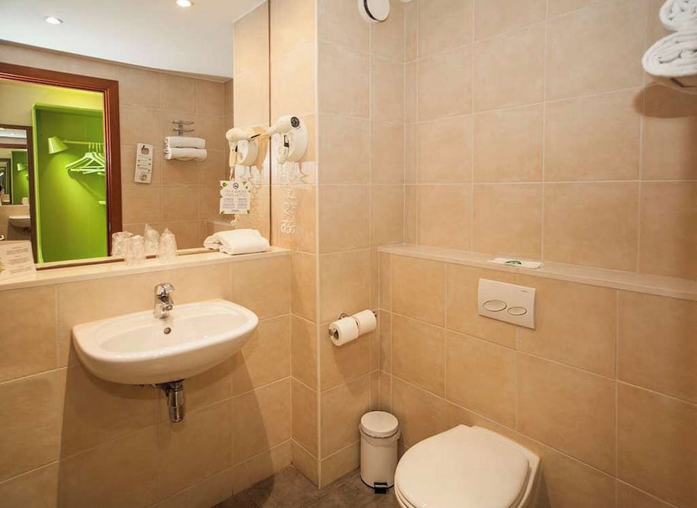 Travelodge BCN Cornellá Fira — Hotel rooms in Barcelona, Catalonia