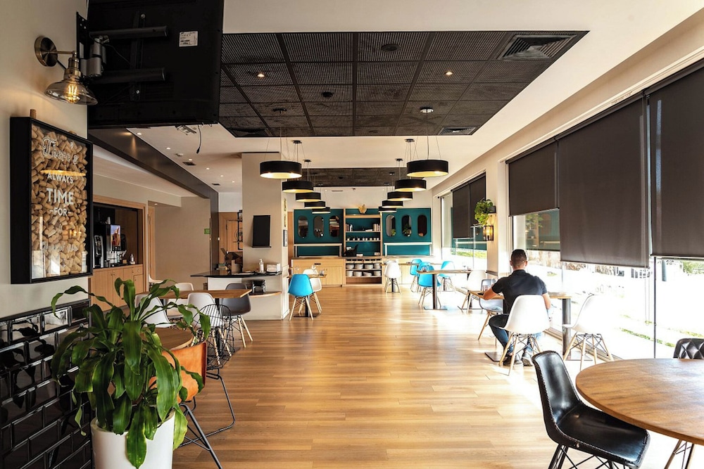 Travelodge BCN Cornellá Fira — Restaurant & bars in Barcelona, Catalonia