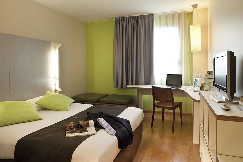 Travelodge BCN Cornellá Fira — Hotel rooms in Barcelona, Catalonia