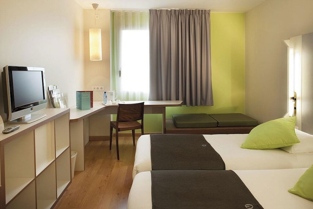Travelodge BCN Cornellá Fira — Hotel rooms in Barcelona, Catalonia