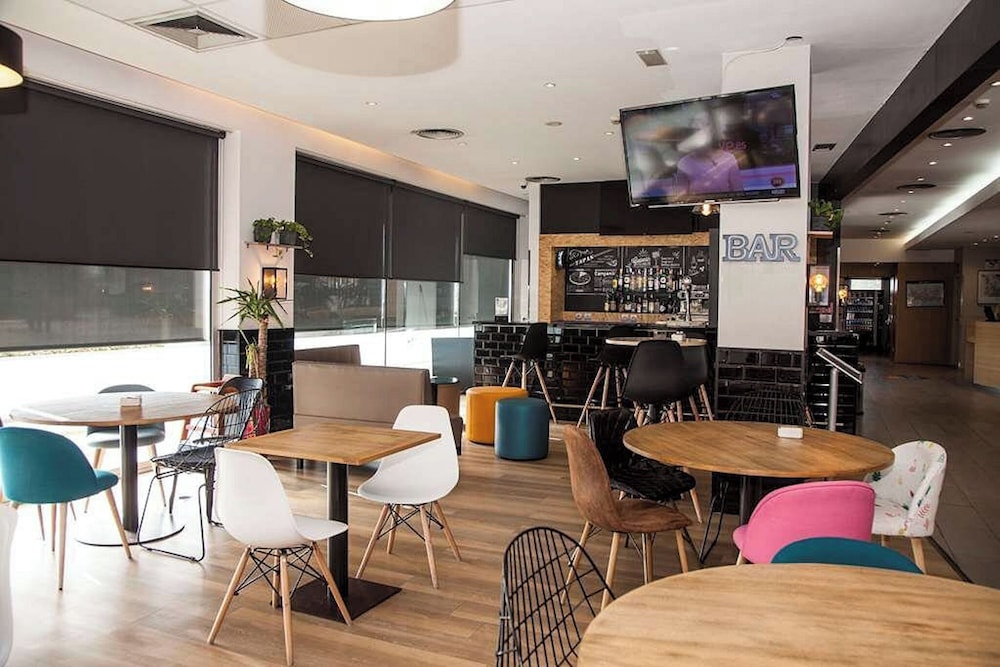 Travelodge BCN Cornellá Fira — Restaurant & bars in Barcelona, Catalonia