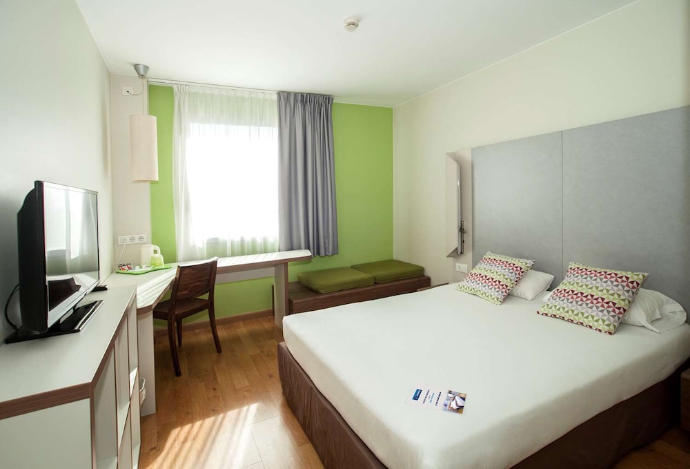 Travelodge BCN Cornellá Fira — Hotel rooms in Barcelona, Catalonia